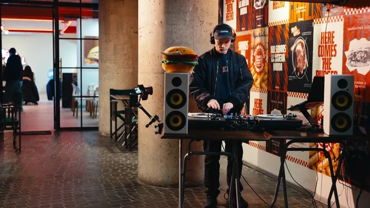 DJ pasando música en el local