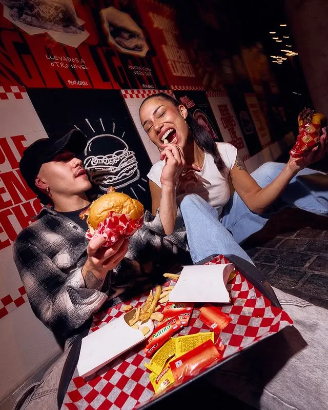 Amigos comiendo burgers de noche