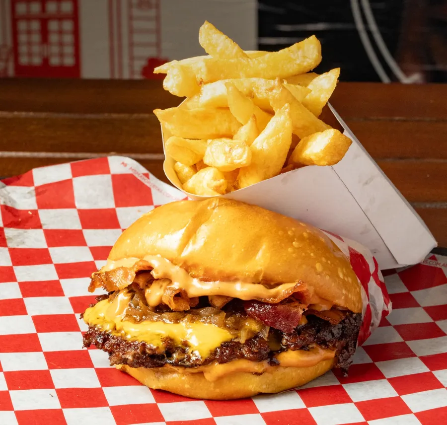 Burger con papas en el local